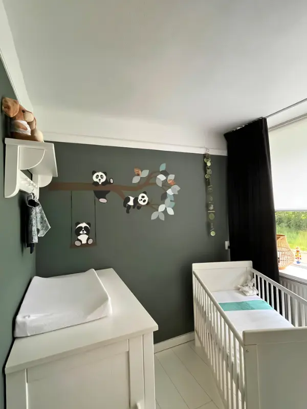 Groene babykamer met pandaberen behangstickers
